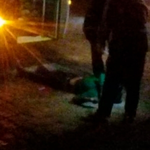 Mulher conhece rapaz em saída de casa noturna, dá carona e é assaltada