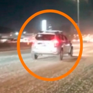 Caminhão espalha carga de brita em pista e deixa trânsito lento em rodovia