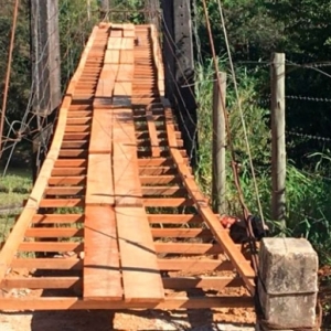 Dificuldade de encontrar madeira de qualidade faz reforma de ponte demorar