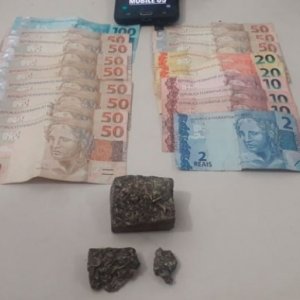Denúncia anônima ajuda a prender rapaz que vendia drogas em terreno baldio