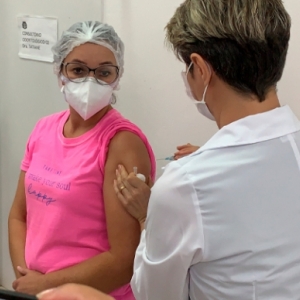 Pessoas com até 30 anos serão vacinadas nos próximos dias; veja o calendário