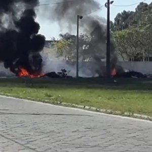 Fumaça provocada por incêndio ao lado de creche assusta moradores