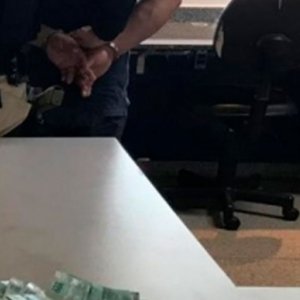 Gerente de banco identifica falsificação de documentos e aciona a polícia