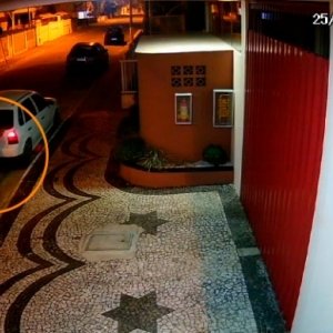 Criminoso faz ligação direta e leva veículo estacionado; carro foi encontrado em praça