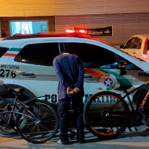 Rapaz estoura cadeado e leva bicicletas de garagem de prédio