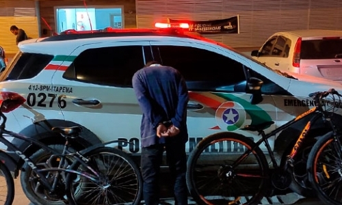 Rapaz estoura cadeado e leva bicicletas de garagem de prédio