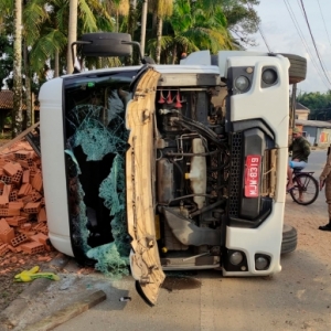 Caminhoneiro de Tijucas se perde em curva de estrada e tomba caminhão 