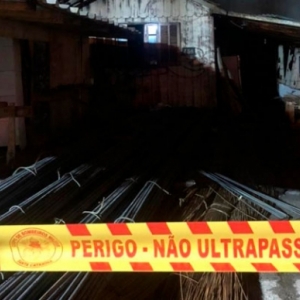 Residência fica com estrutura destruída após ser tomada pelo fogo