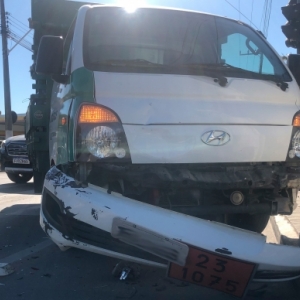 Caminhão carregado com botijões de gás colide em veículo e derruba motociclista