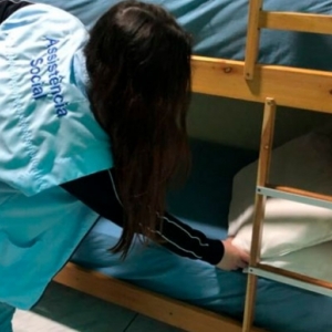 Família comemora ao encontrar parente desaparecido em abrigo temporário