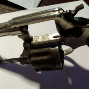 Morador aciona polícia para entregar arma de homens que tentaram assaltá-lo