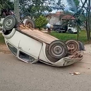 Fusca roda em pista, colide contra árvore, capota e deixa motorista ferido