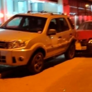 Mulher embriagada colide contra carro parado em frente de lanchonete