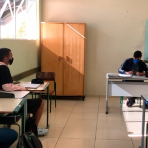 Escolas iniciam segundo semestre letivo ainda com revezamento de alunos