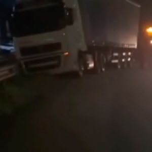 Carreta colide contra mureta de proteção e provoca filas na BR-101 