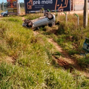 Carro sai de rodovia e capota várias vezes até chocar-se contra poste