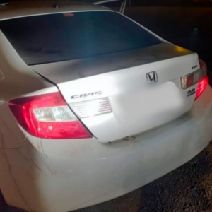 Sem carteira e com menor no carro, rapaz foge da polícia em alta velocidade