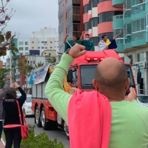 Campeões do vôlei de praia são recebidos com festa e desfilam em caminhão 