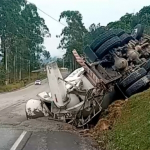 Caminhão tomba às margens da rodovia SC-410 e motorista fica ferido