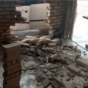 Carro invade restaurante após motorista perder o controle da direção