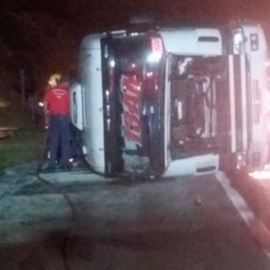 Carreta tomba na BR-101 e espalha 500 litros de óleo diesel pela pista