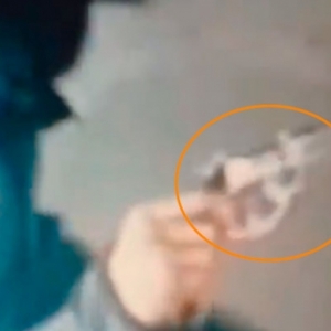 Criminoso coloca arma na cabeça de trabalhador durante assalto