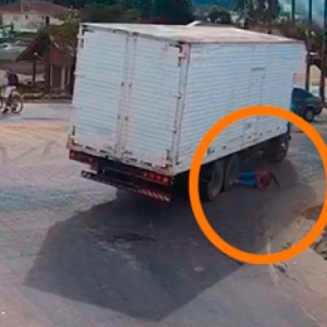 VÍDEO: Mulher consegue sair debaixo de caminhão e evitar atropelamento
