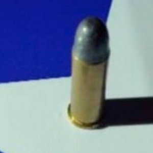 Homem é surpreendido com três disparos de arma de fogo em frente de casa