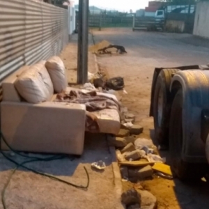 Empresário registra lixo doméstico e móveis velhos jogados em calçada