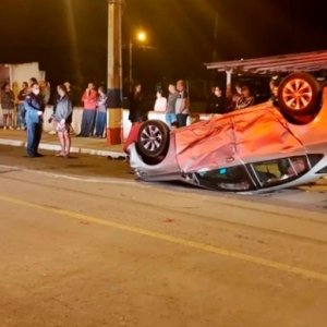Colisão termina em capotamento e motorista é levada para hospital 
