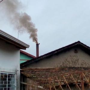 Fumaça saindo de chaminé de padaria assusta populares e bombeiro é acionado