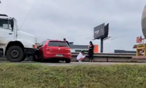 Colisão entre caminhão e automóvel deixa pista da BR-101 interditada