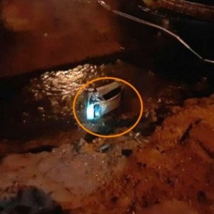 VÍDEO: Carro cai de ribanceira e vai parar dentro de rio; casal ficou ferido