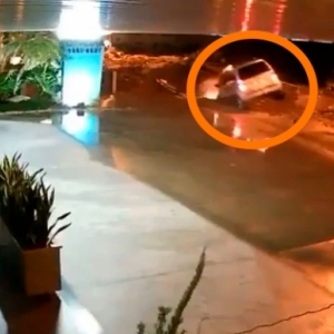 Vídeo mostra momento em que carro salta barranco e cai em rio; assista