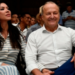 Em ligação para polícia, esposa de político relata chutes e tentativa de estrangulamento