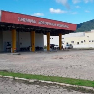 Taxista sofre assalto à mão armada e tem carro levado por criminoso