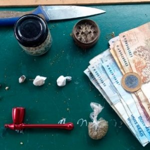 Morador de casa com registro de tráfico e disparos de armas de fogo é preso