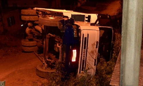 Caminhão de lixo tomba em ladeira e espalha materiais em via pública