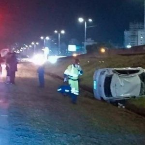 Automóvel sai de pista e capota em gramado às margens da BR-101