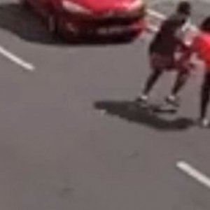 Irmão se desentende com namorado da irmã e tenta atropelar casal