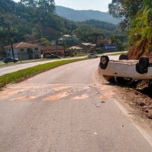Veículo é encontrado capotado em rodovia; condutor desapareceu do local