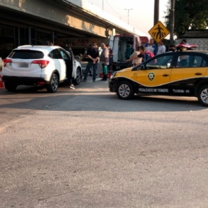 Ciclista é atropelada por automóvel em marginal da rodovia BR-101