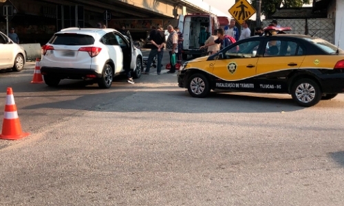 Ciclista é atropelada por automóvel em marginal da rodovia BR-101