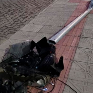 Acidente em cruzamento movimentado deixa semáforo destruído
