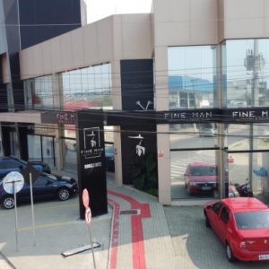 Barbearia com estrutura moderna oferece vários serviços para homens