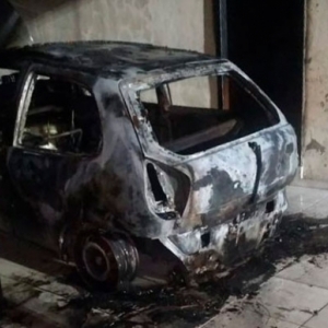 Incêndio criminoso destrói veículo estacionado em garagem
