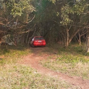 Carro com registro de furto é encontrado abandonado em loteamento
