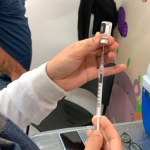 Adolescentes serão vacinados e idosos receberão doses de reforço contra a Covid