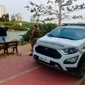 Adolescente e amigo são flagrados com drogas em local conhecido pelo tráfico