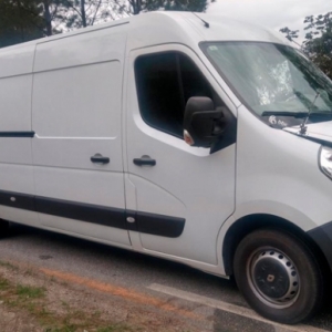 Motorista tenta ultrapassar em curva e colide frontalmente contra veículo